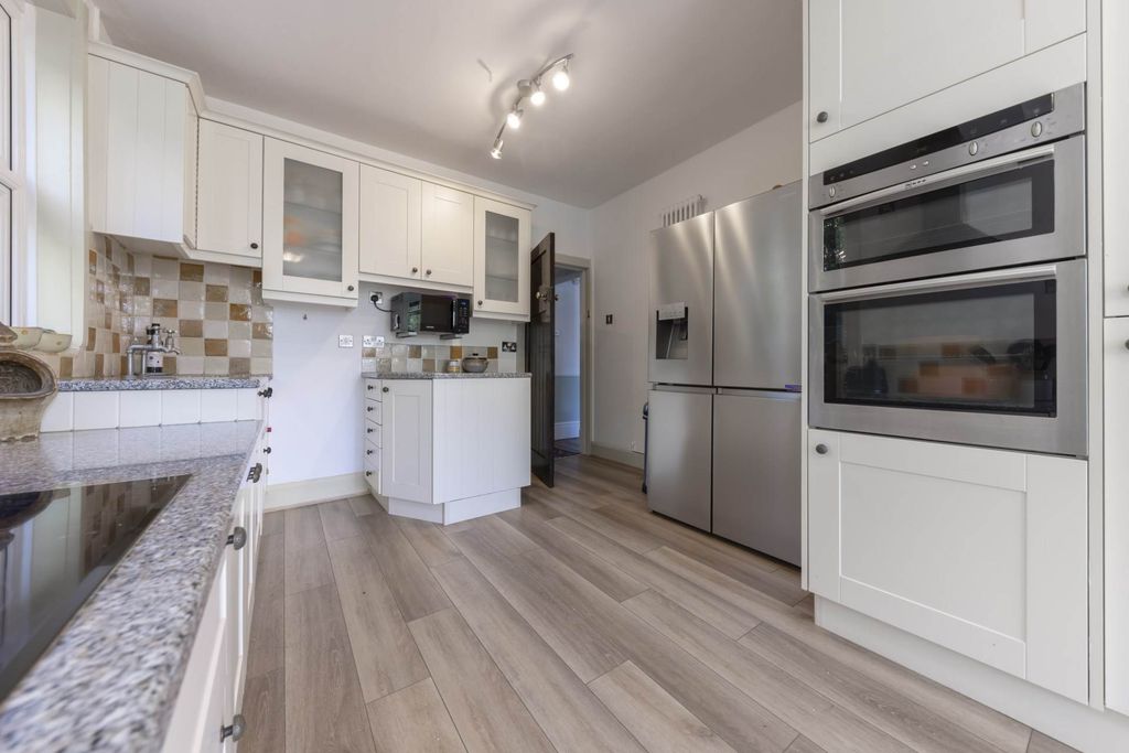 Property photo 3 of 27