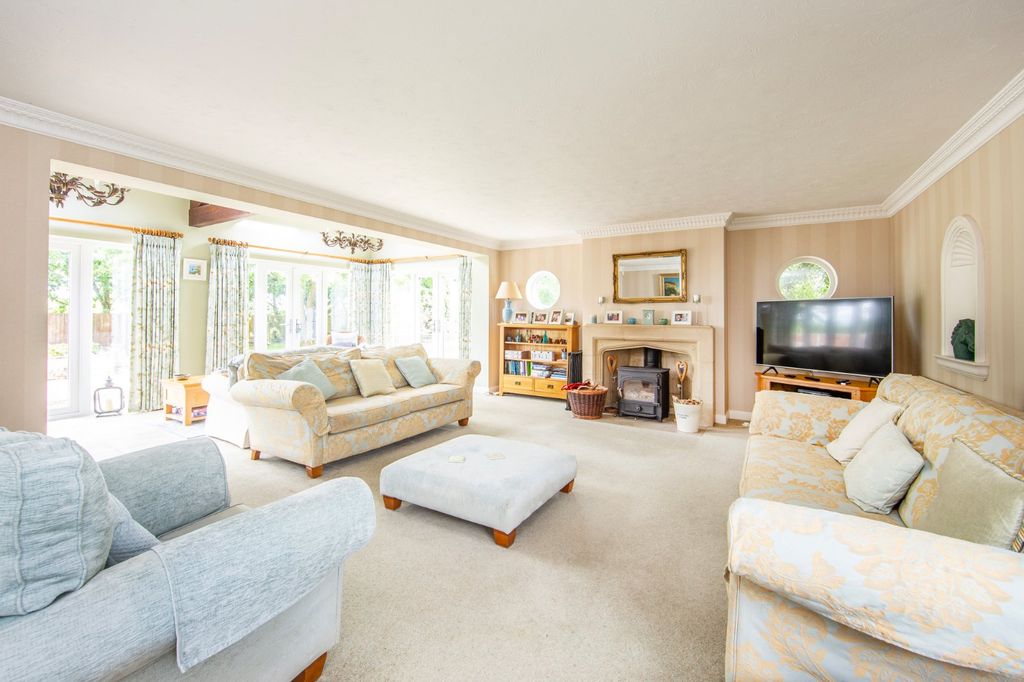 Property photo 2 of 31 Sitting Room