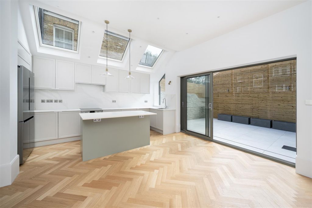 Property photo 3 of 12 Batoum Gardens