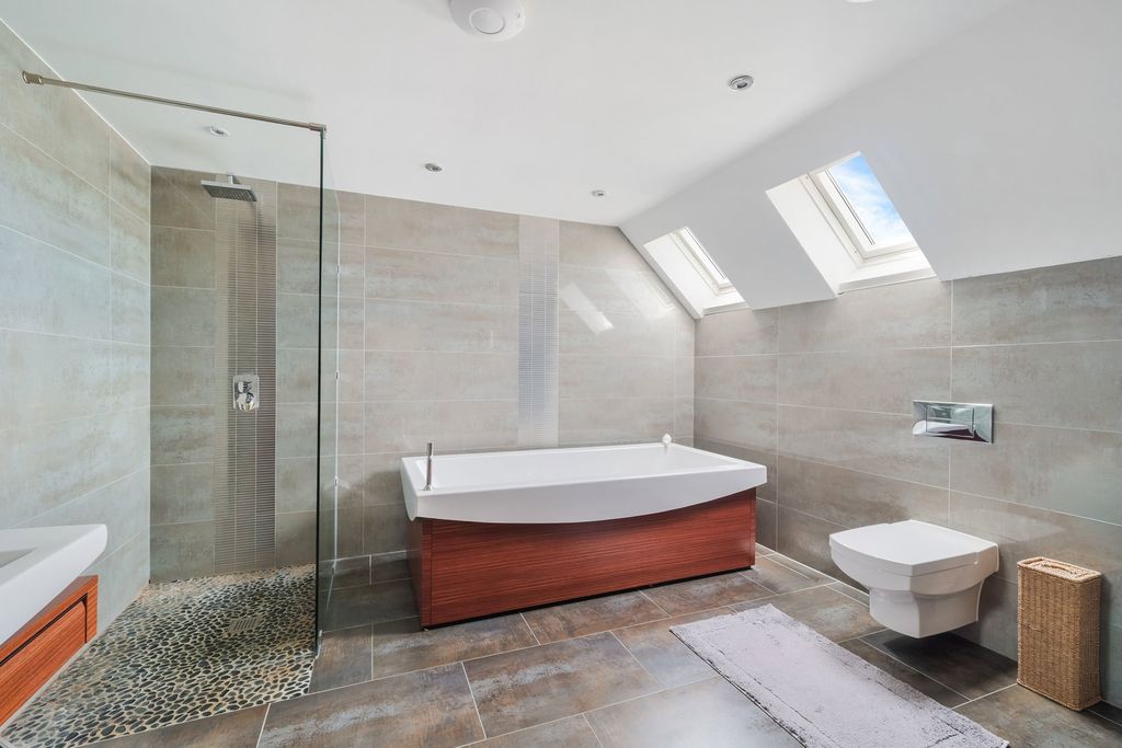 Additional image 17 of 3 bed flat for saleValley Court, Reigate RH2