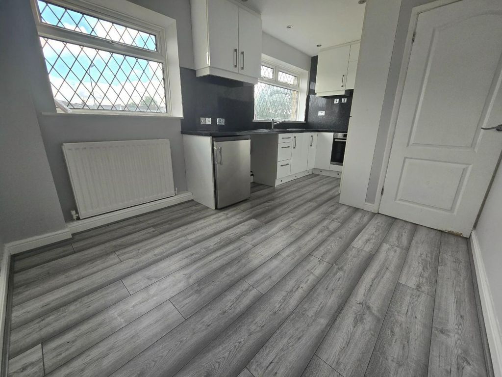 Property photo 2 of 10 Kitchen
