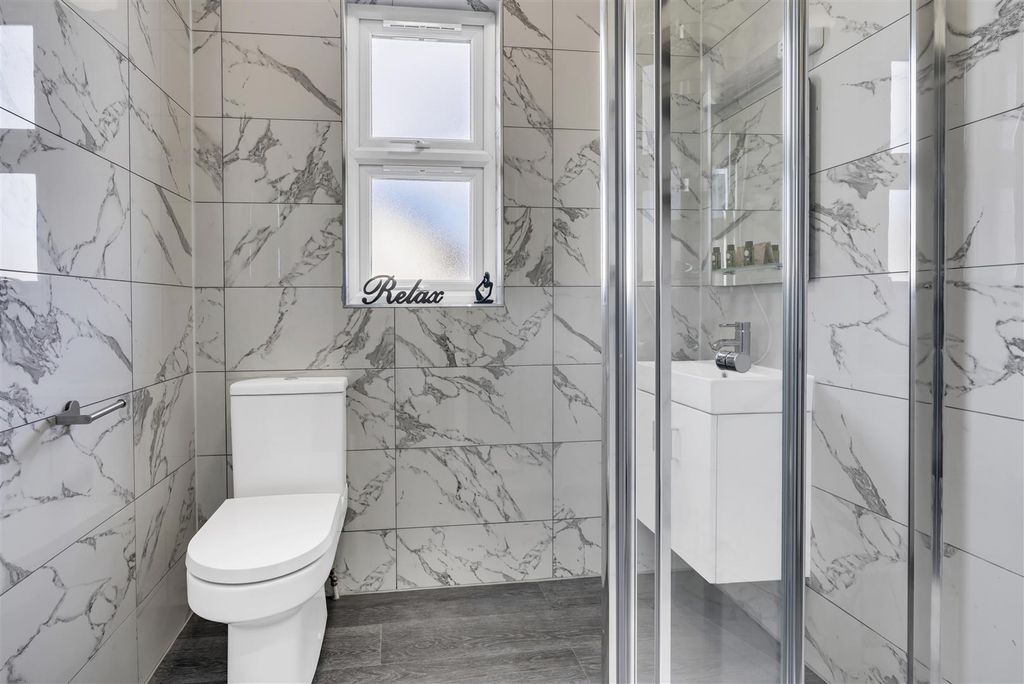 Property photo 3 of 6 Ensuite 189 1.Jpg