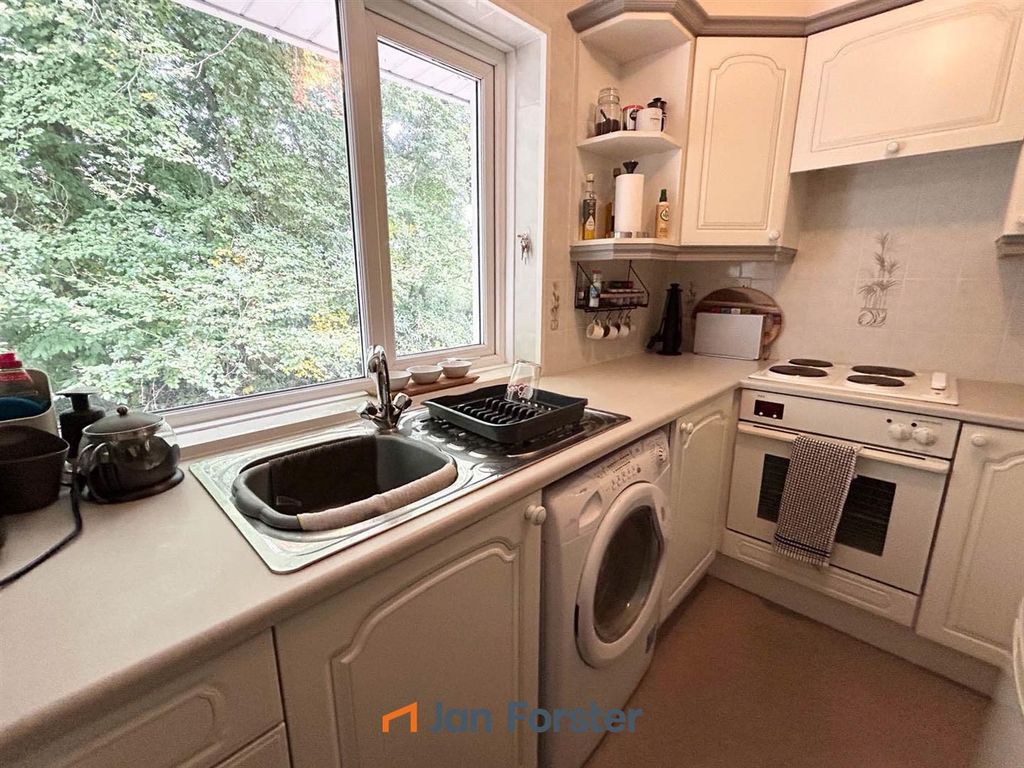 Property photo 3 of 6 Kitchen