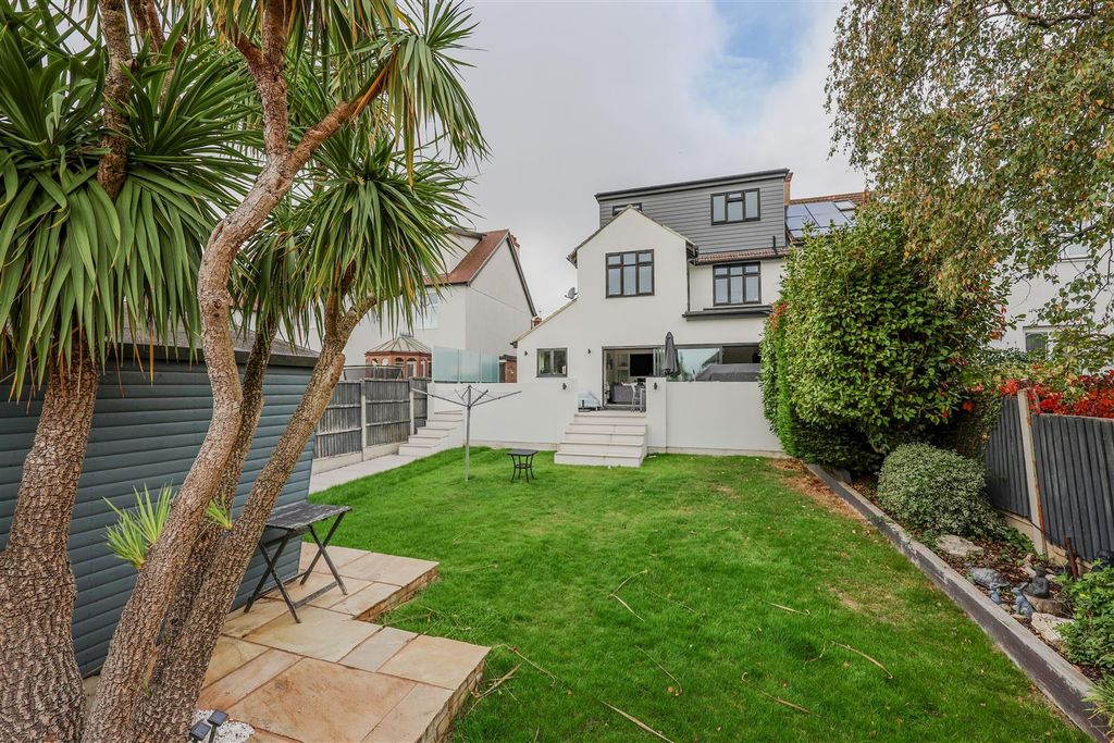 Property photo 3 of 27