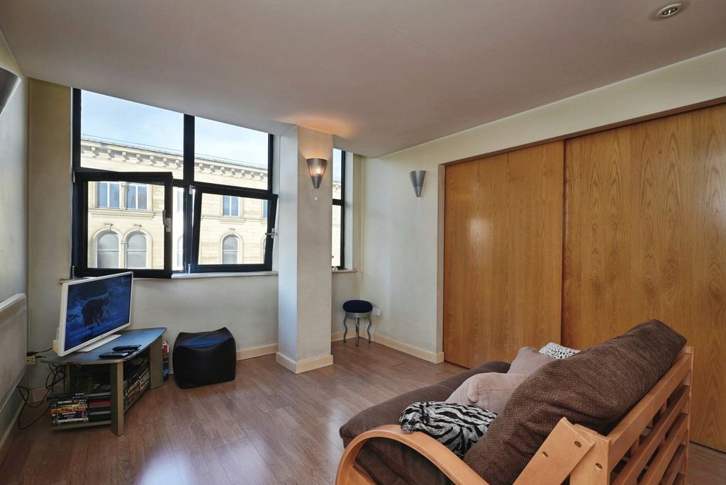 Property photo 2 of 19 Lounge