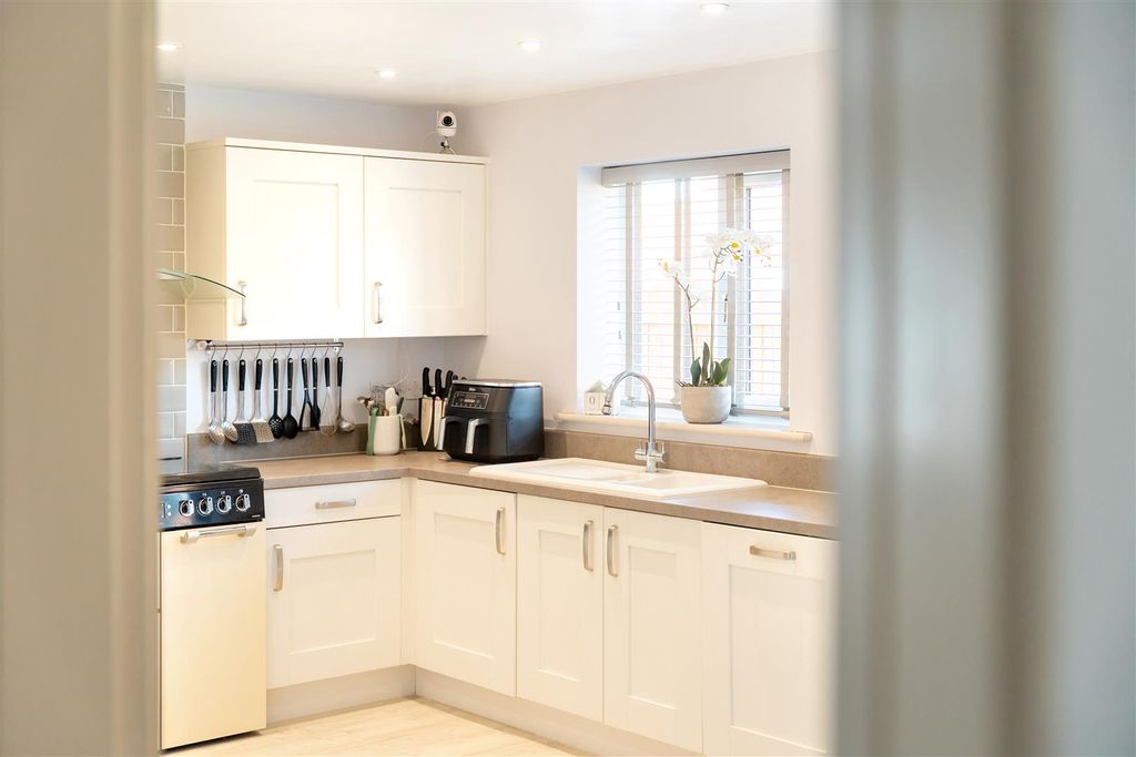 Property photo 3 of 17 19 Larchwood Close-06.Jpg