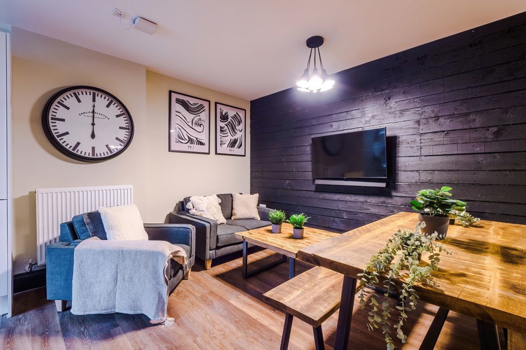 Property photo 1 of 32 Flat V, Hf, Living Room