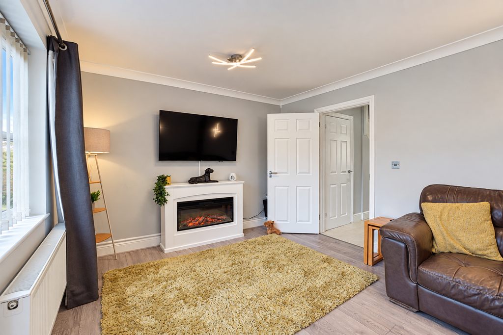 Property photo 3 of 13 001
