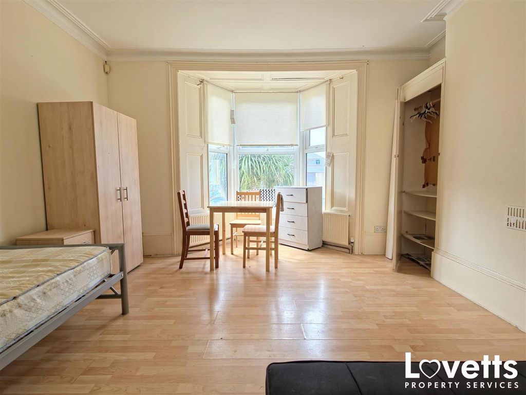 Property photo 2 of 6 Living Room/Bedroom