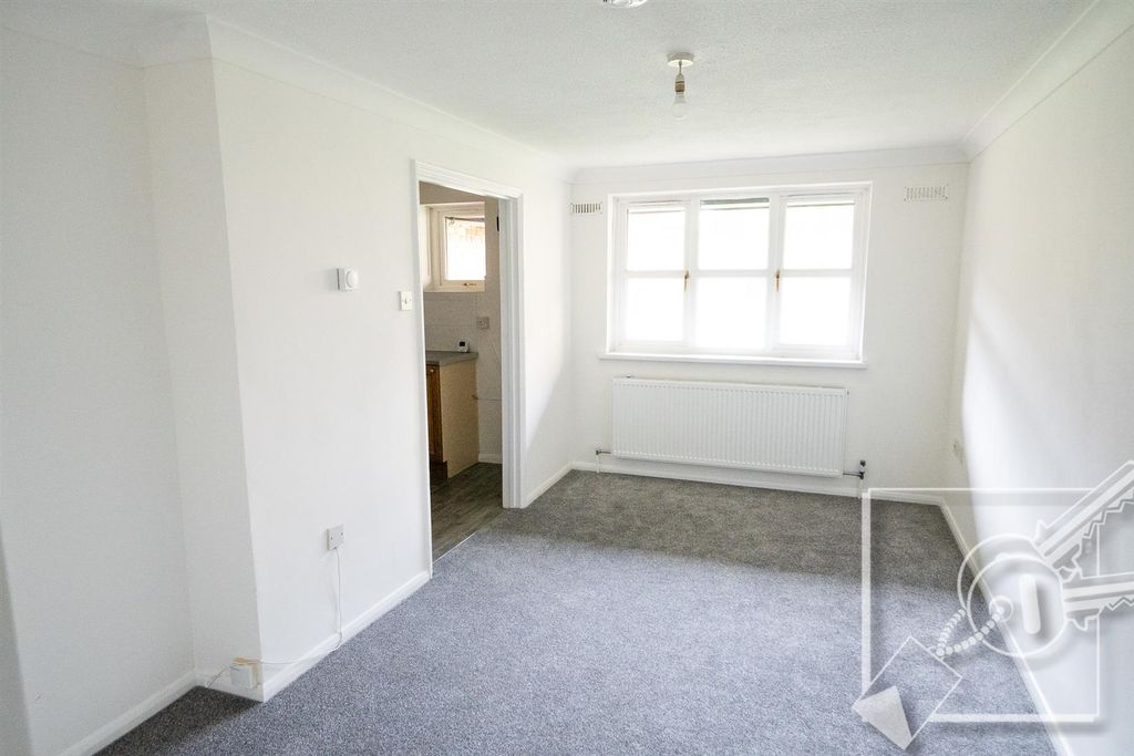 Property photo 1 of 18 Lounge