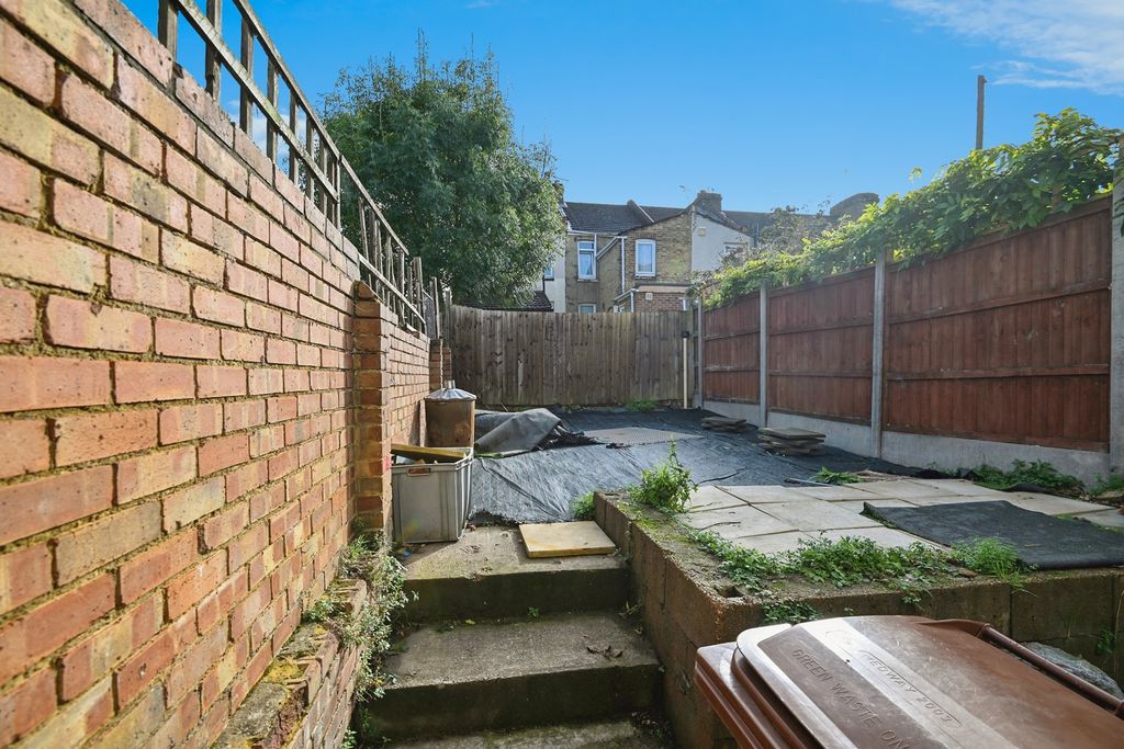 Property photo 3 of 11 Garden