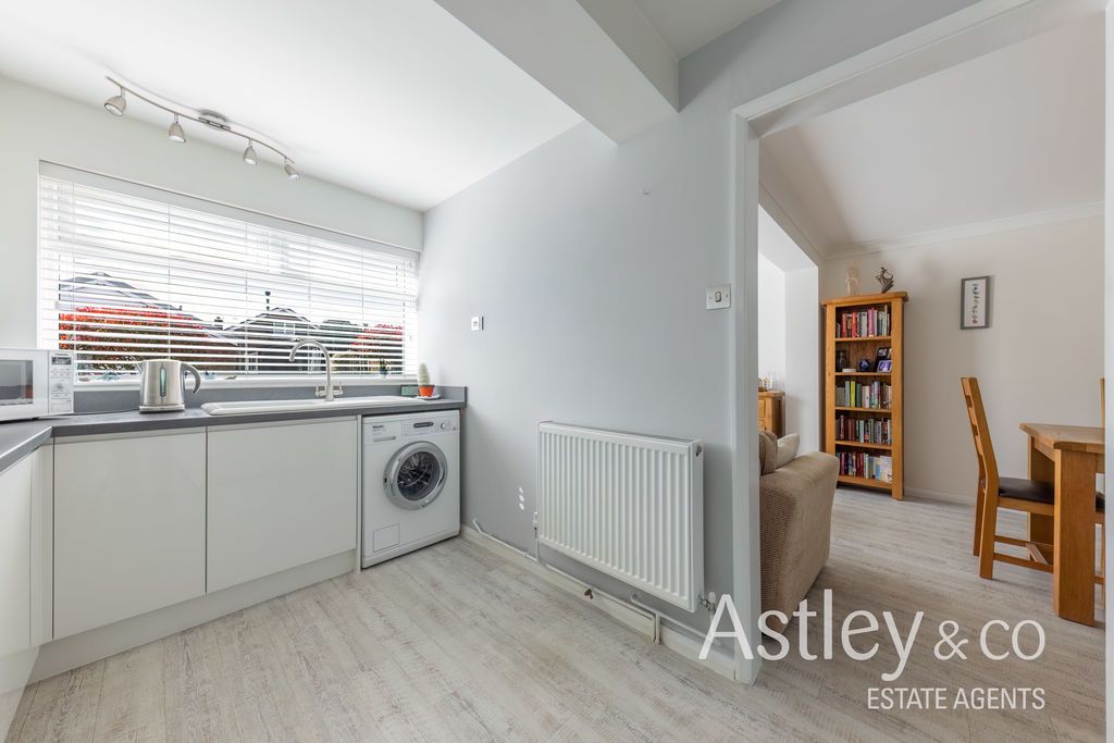 Property photo 3 of 19 Kitchen