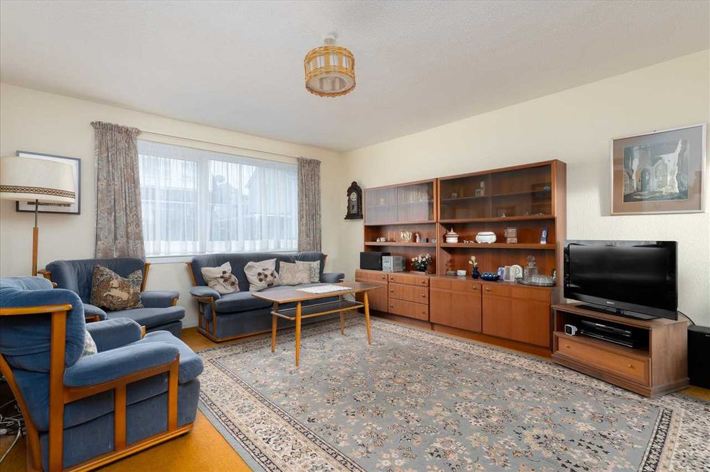 Property photo 2 of 16 Lounge/