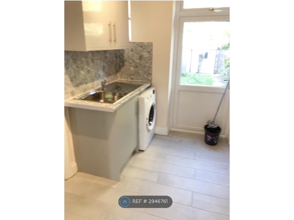 Property photo 3 of 10 Kitchen