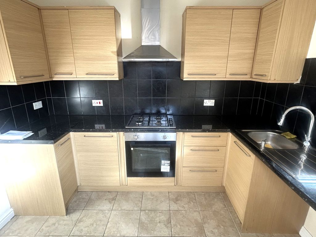 Property photo 2 of 19 Image00018