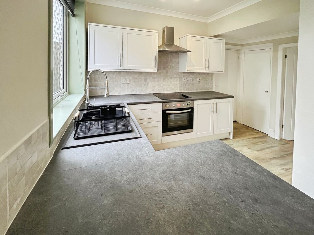 Property photo 3 of 18 Kitchen