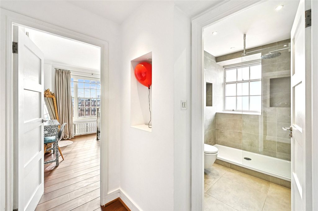 Property photo 3 of 14 Hall