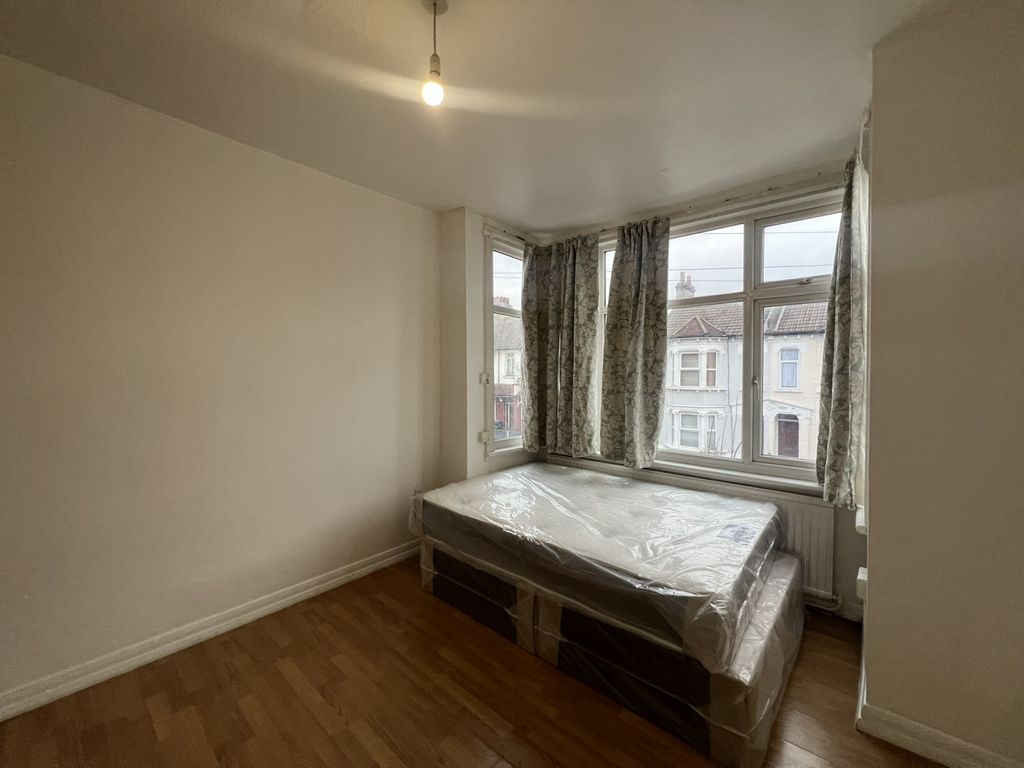 Property photo 1 of 7 Room To Let Available In Thornton Heath