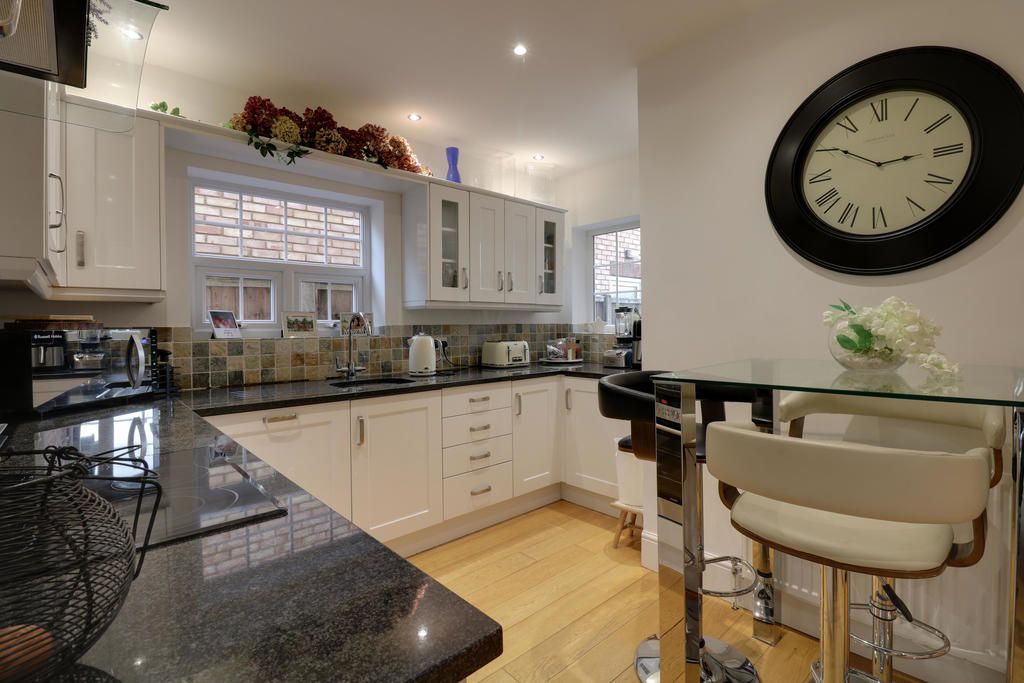 Property photo 3 of 17 Modern Fitted Kitchen
