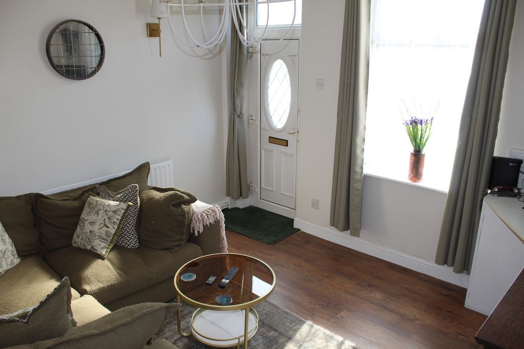 Property photo 2 of 17 Lounge