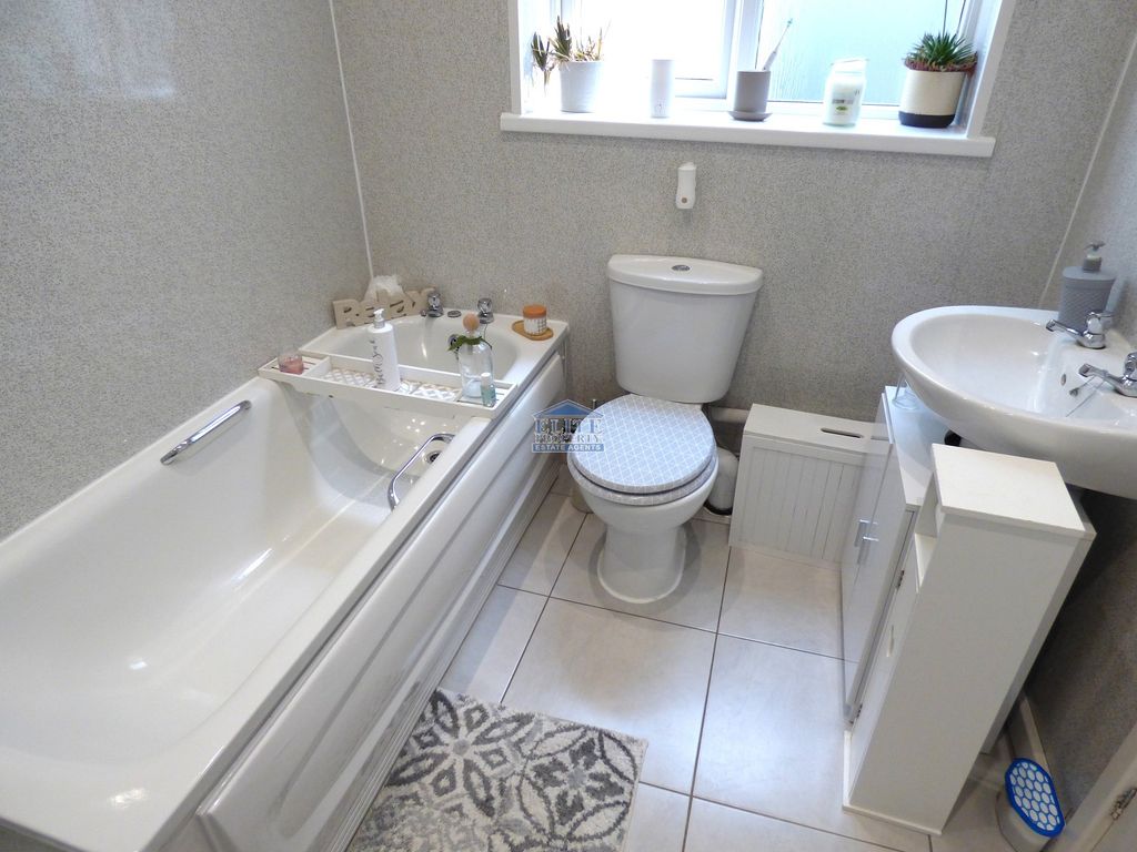 Property photo 3 of 20 Bathroom