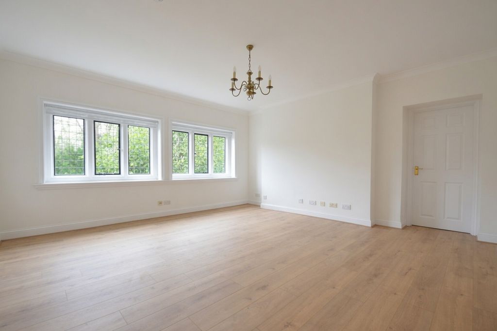 Property photo 2 of 7 Wraysbury Hall Living Room