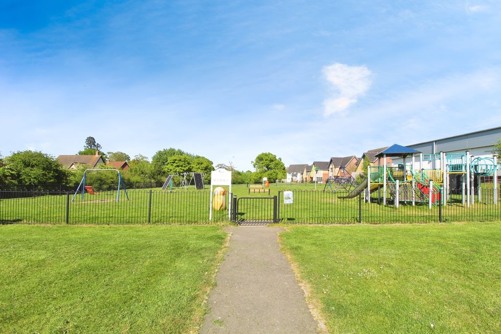 Property photo 3 of 22 Park Close By