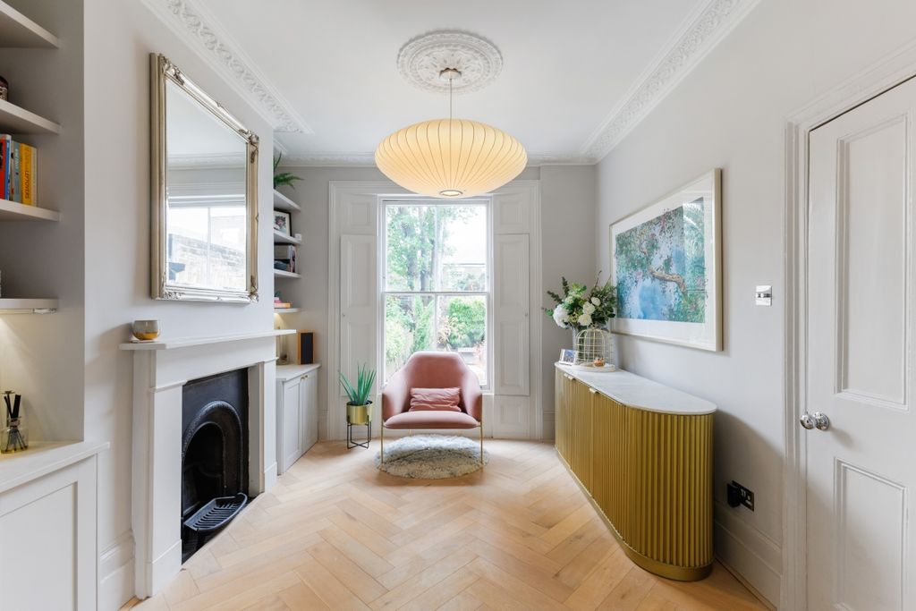 Property photo 2 of 23 Arlington Square