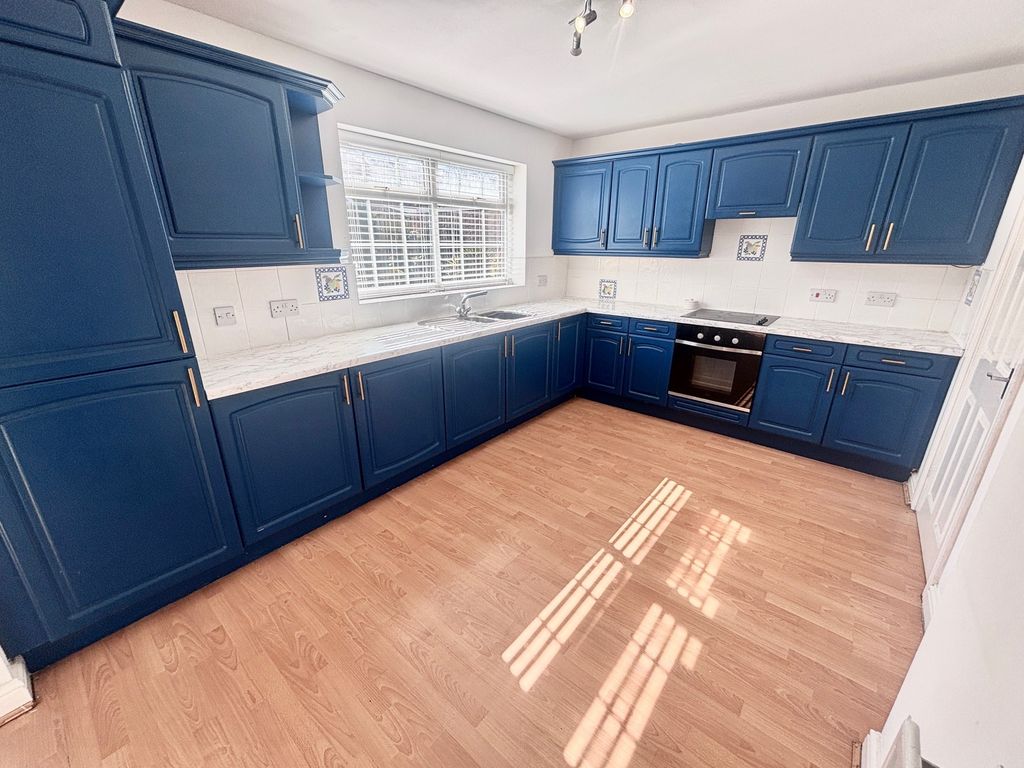 Property photo 2 of 12 Kitchen