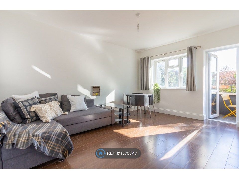 Property photo 1 of 16 Living Room
