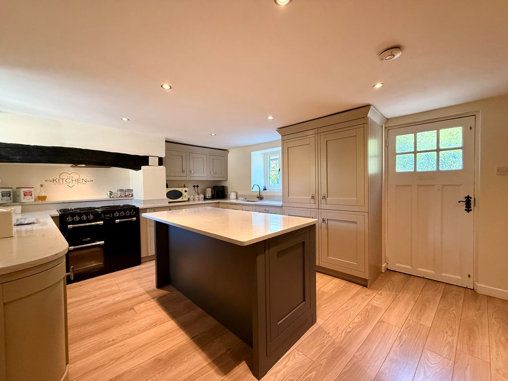Property photo 2 of 18 Kitchen
