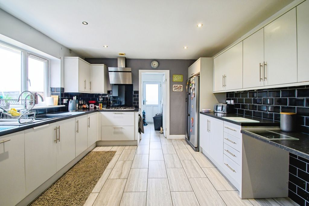 Property photo 3 of 20 Kitchen