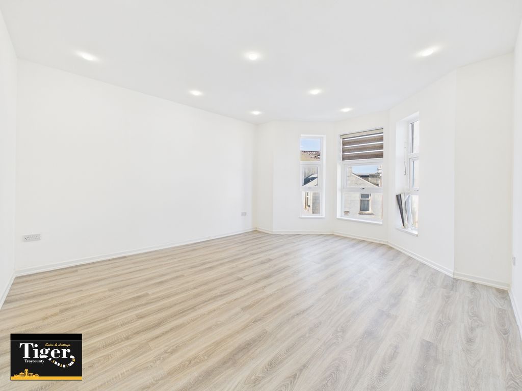 Property photo 2 of 8 Cam03440G0-Pr0560-Still018