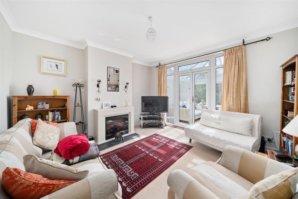 Property photo 3 of 12 Hillfield Avenue Sm4.