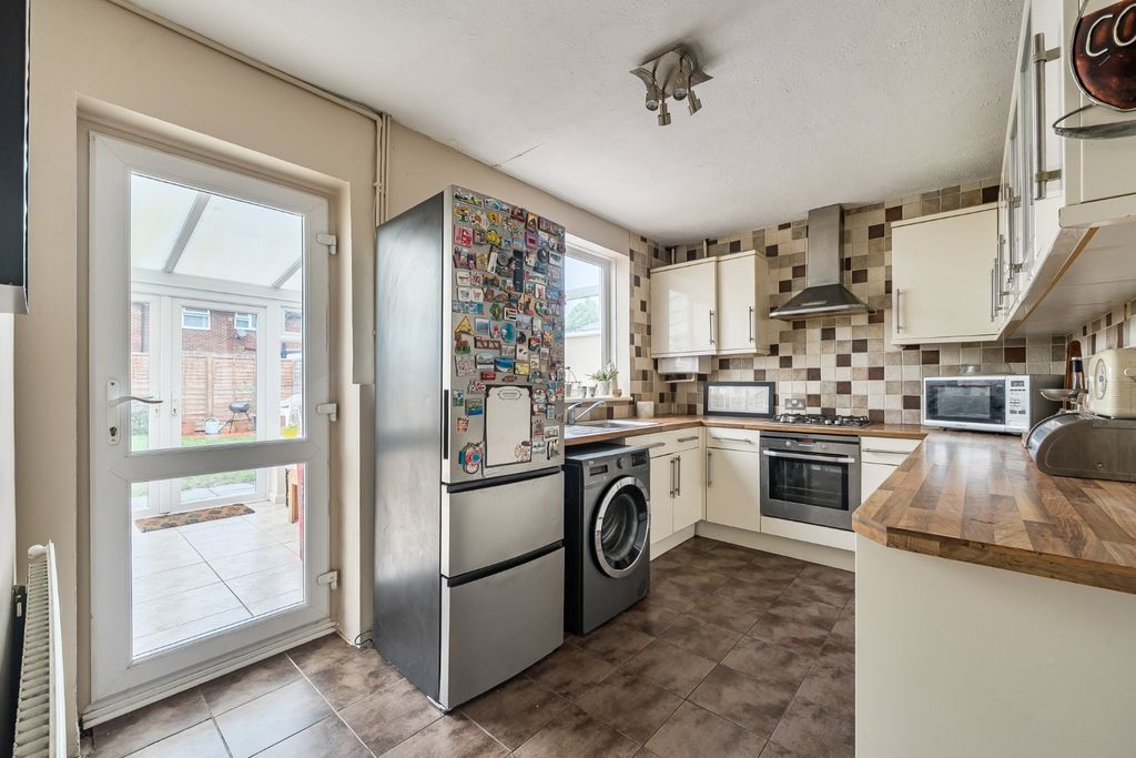 Property photo 3 of 16 Kitchen