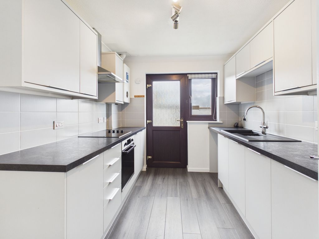 Property photo 3 of 10 Kitchen