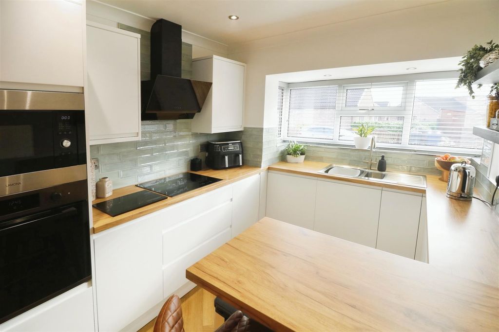 Property photo 3 of 16 Kitchen