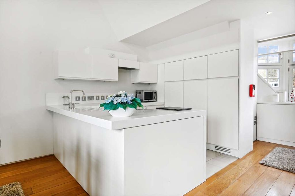 Property photo 2 of 10 Flat 3, 20 Swallo...
