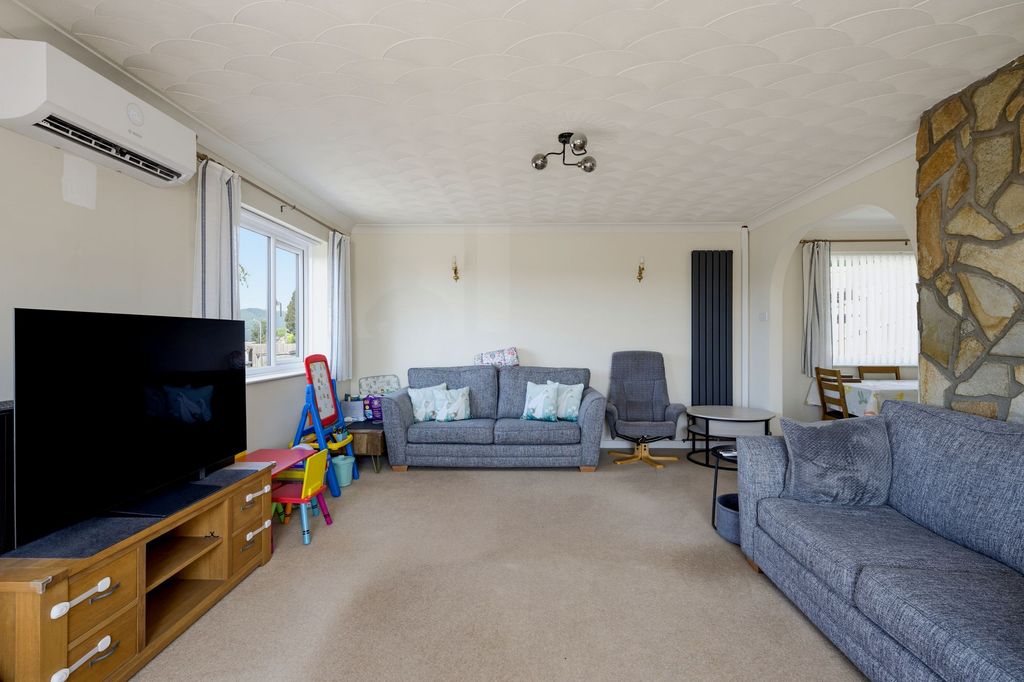 Property photo 3 of 44