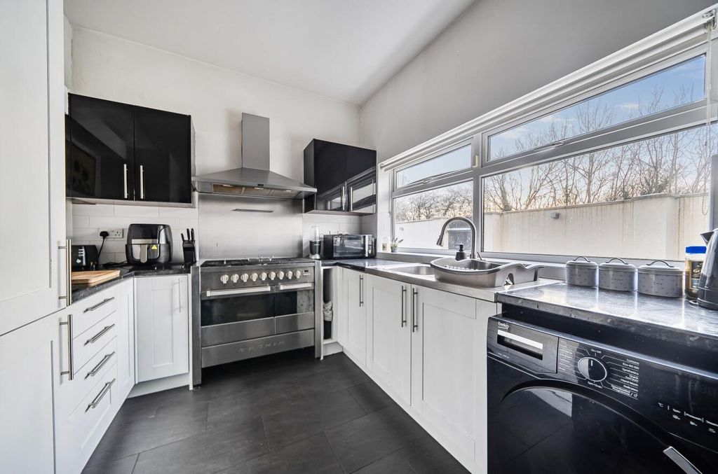 Property photo 2 of 18 1393185-17-6949492020F9F.Jpg