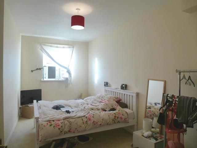 Property photo 2 of 6 Bedroom