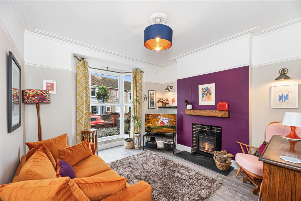 Property photo 1 of 25 Living Room