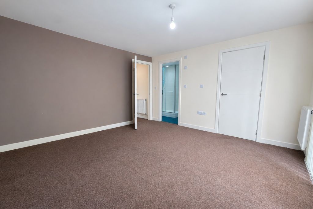 Property photo 2 of 27