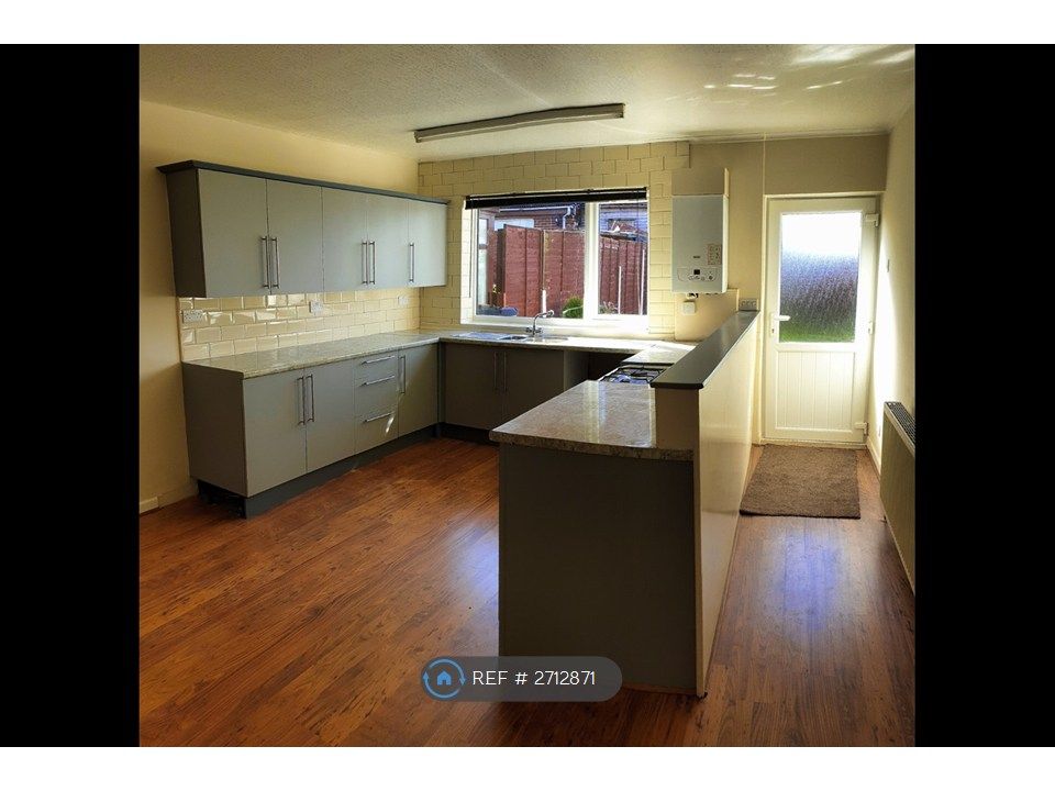 Property photo 3 of 18 Kitchen