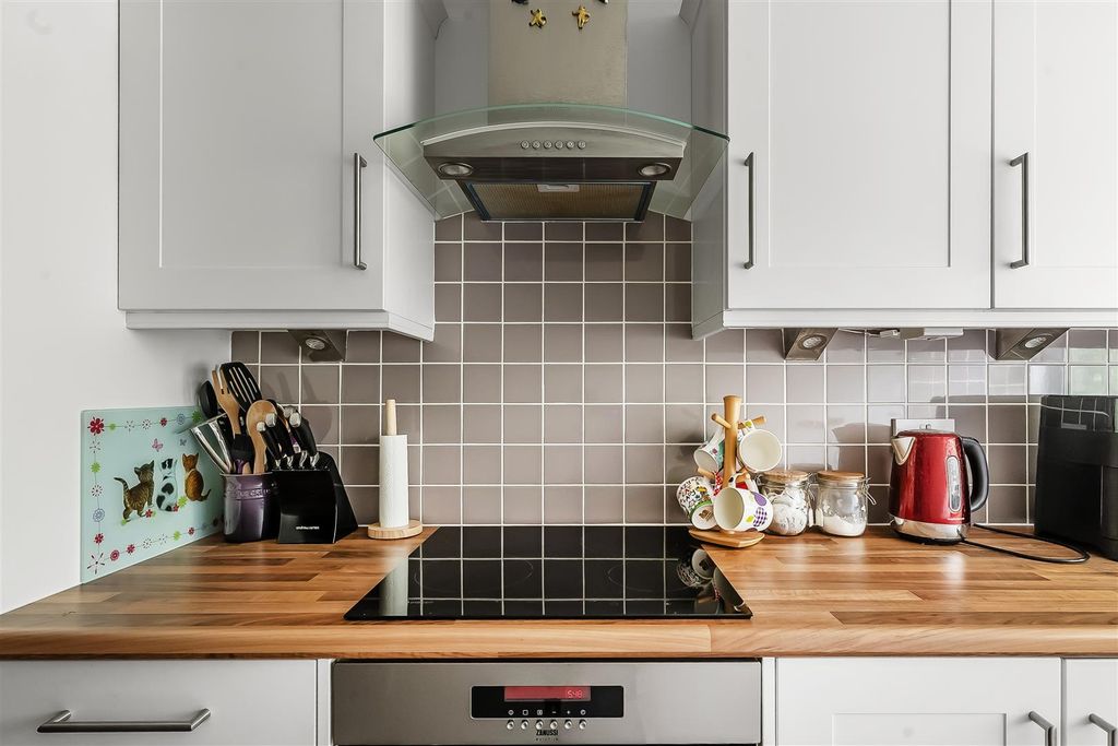 1 bed flat for saleWoodfield Close, Ashtead KT21 photo 5