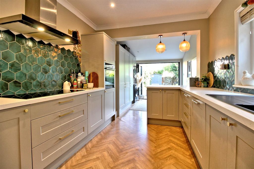 Property photo 3 of 33 Kitchen