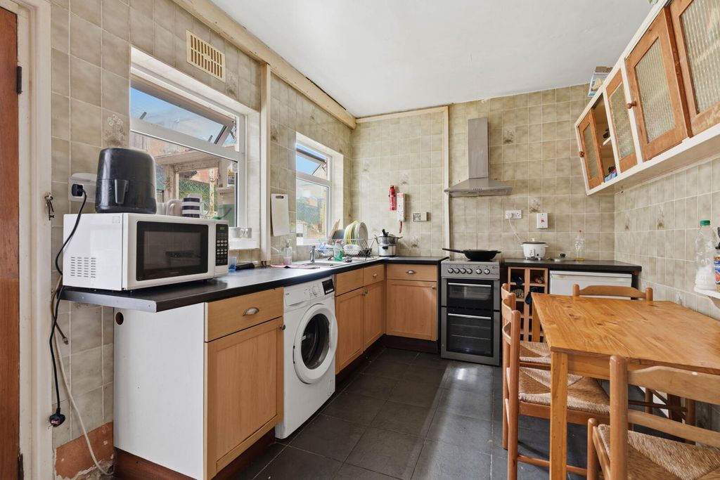 Property photo 3 of 12 Kitchen