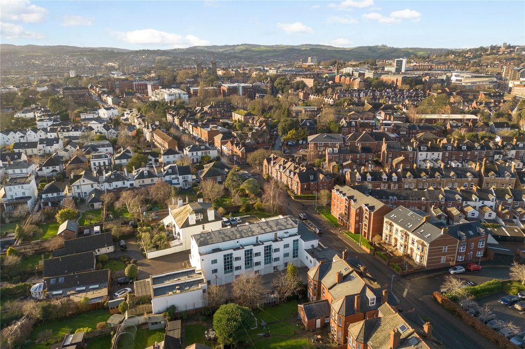 Property photo 2 of 18 City Location