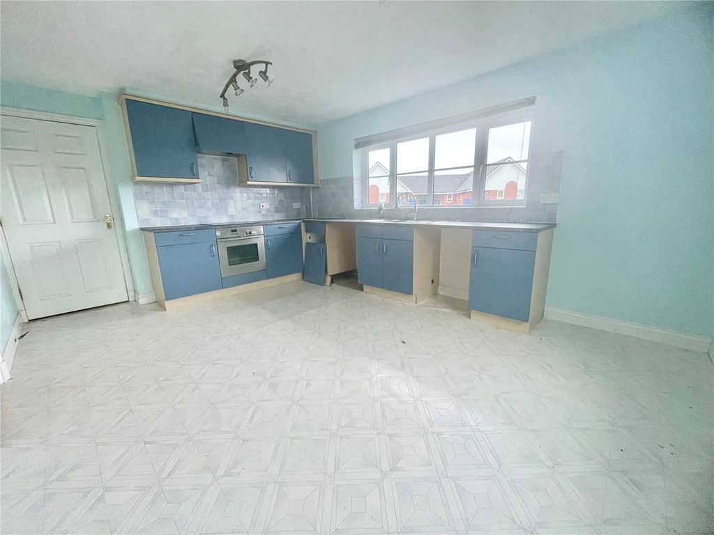 Property photo 3 of 7 Dining Kitchen
