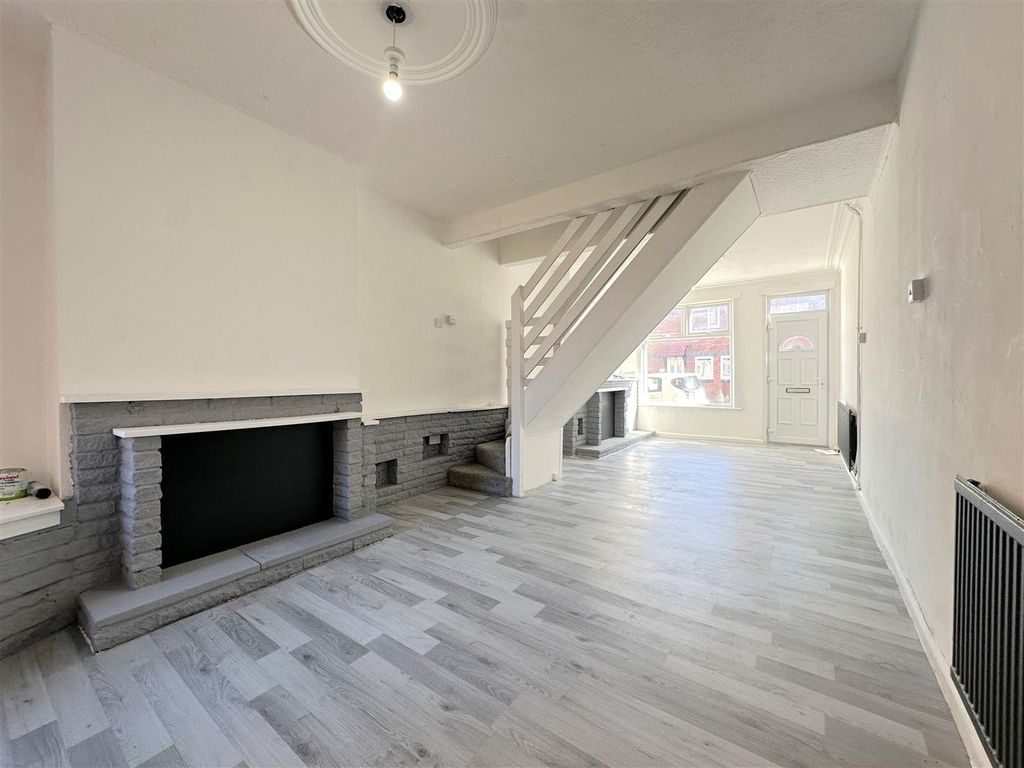 Property photo 1 of 7 Through Lounge